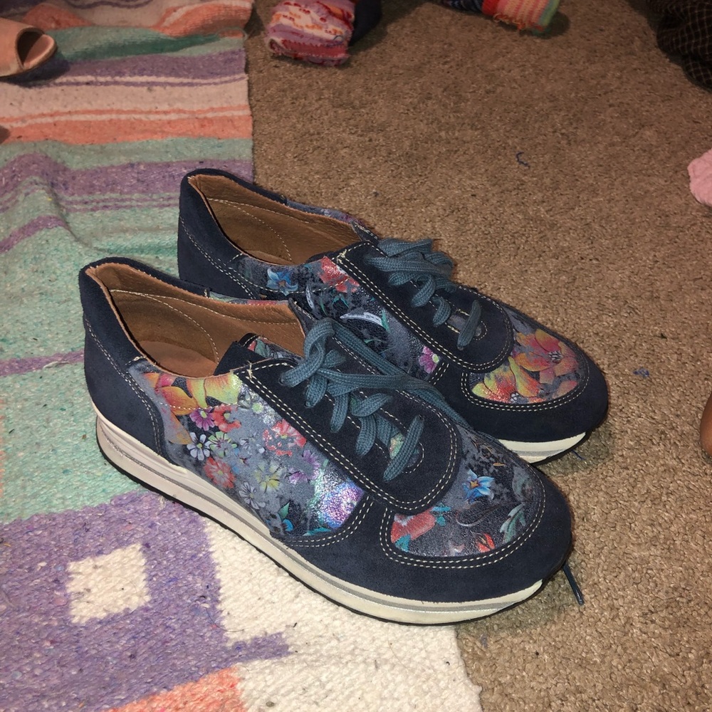 navy floral sneakers!!